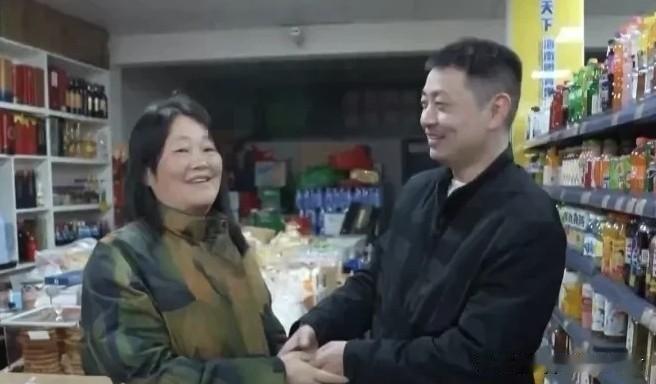 一男子在紧急施救中，不小心压断了老板娘六根肋骨，大家猜男子会全身而退吗？

事发