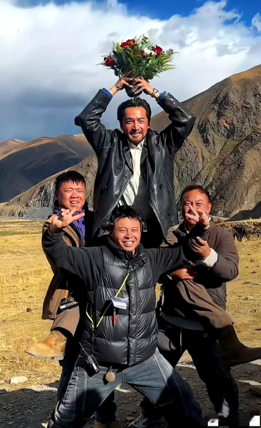谁懂啊！胡歌梅婷《生命树》杀青照，旷野里的笑容太戳人了🌿
 
荒原、远山、捧花