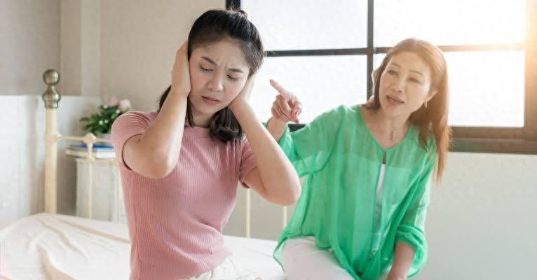 80后父母，现在都已经开始对00后子女催婚了。
那批自称“最开明”的80后父母，