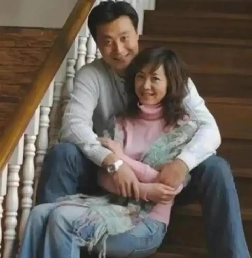 任程伟与黄蕾夫妇办理卖房过户的画面被偶遇，这位曾在荧屏上塑造过诸多硬汉角色的演员