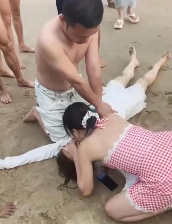 海边溺水无人敢动，浙一护士夫妻跪地抢救，这才是最该被记住的样子

4月26号下午