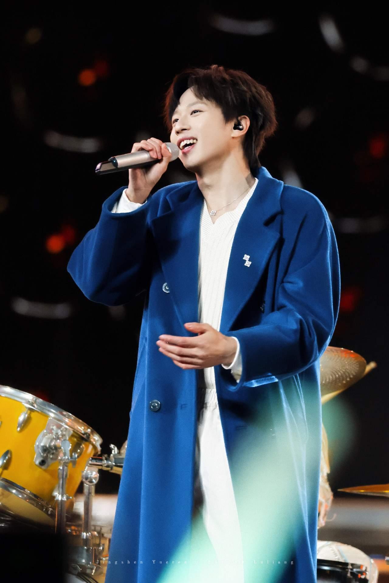 林高远，上央视元旦晚会了，太帅了
标志性的发型，高挑的身姿，蓝色的风衣，运动员独