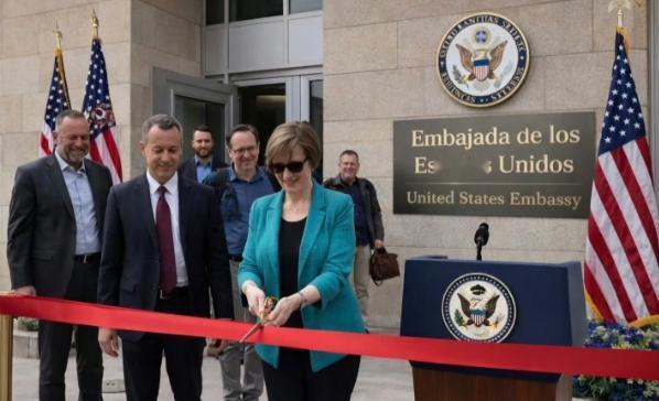 万万没想到啊！美国绑架委内瑞拉总统马杜罗后，时隔多年反而又重新开放了驻该国使馆，