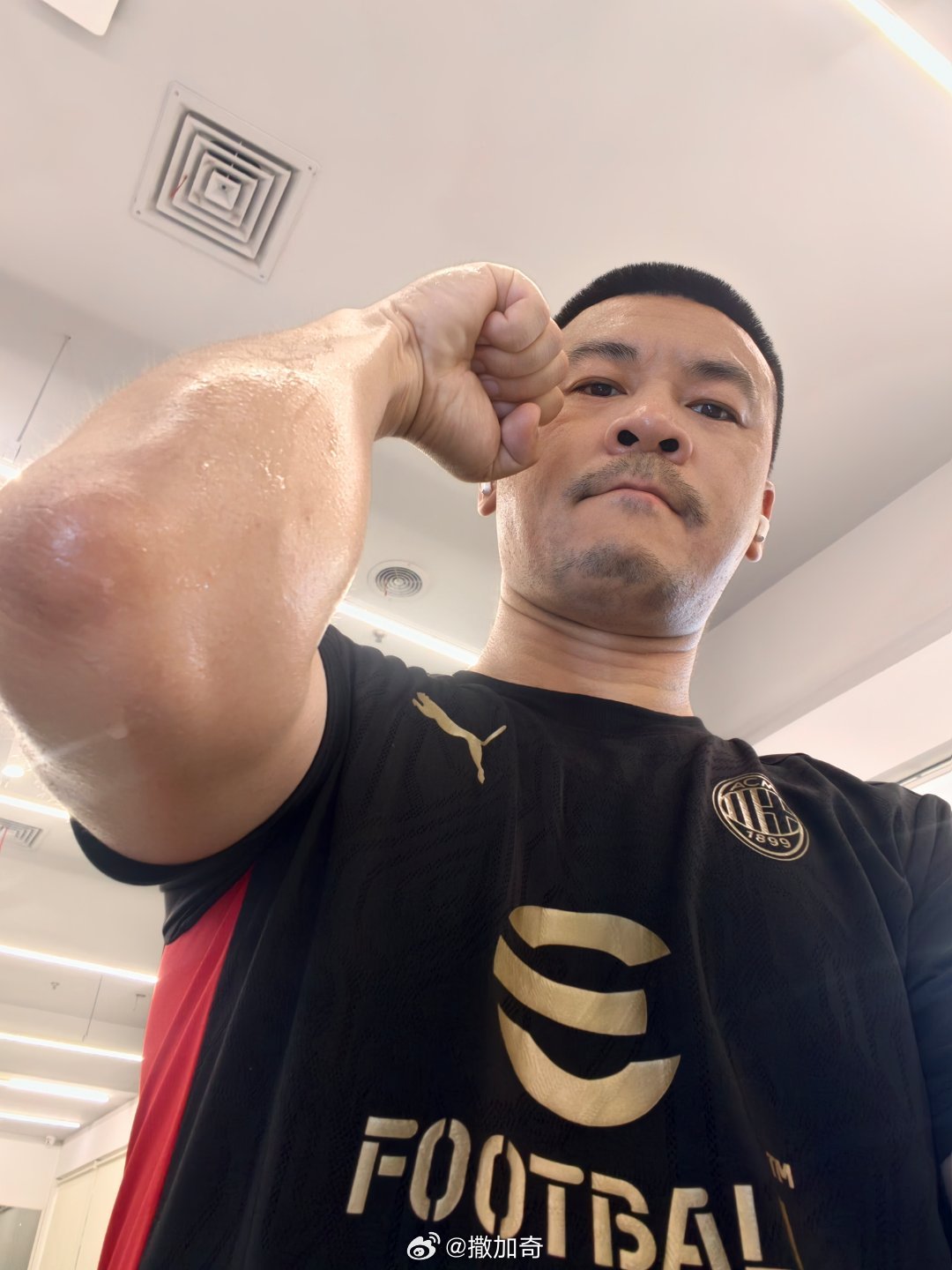 前两天练的胸背，感觉爆涨，然后今天就心机的穿了件贴身一点的训练服。看我这小心机。
