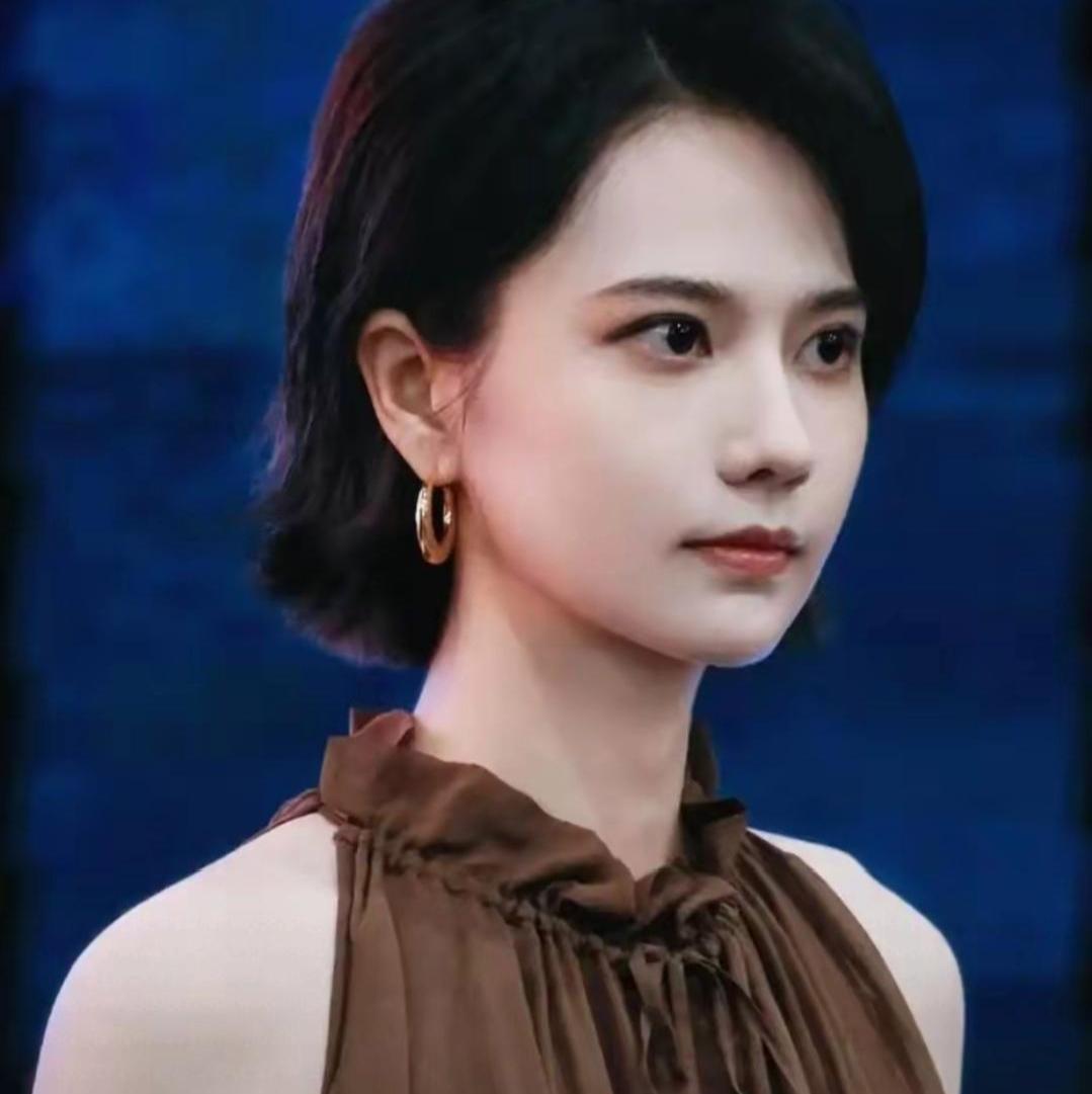 不争不抢的姜佩瑶，终于熬出头了！
 
姜佩瑶妥妥的宝藏实力派！北电硕士出身，颜值