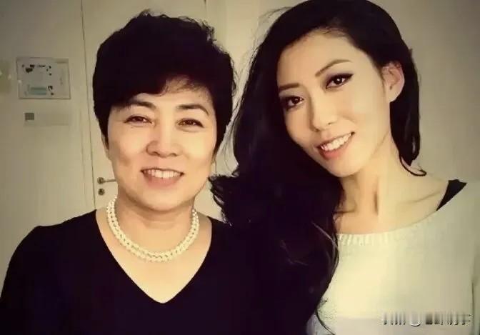 曲婉婷，本是个知名音乐人，却因母亲张明杰的事遭人唾弃。张明杰身为官员，贪污3.5