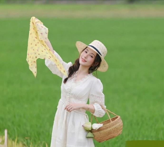 她穿了一件白色的蕾丝裙，能够让她凸显出潇洒飘逸之美，真的是太有吸引力了。

方媛
