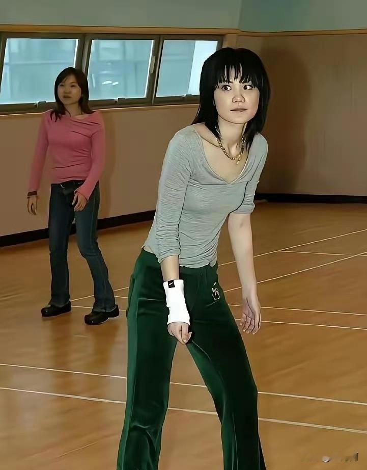 天后王菲年轻时候美不美，看看这一组素颜照就知道其庐山真面目了。 