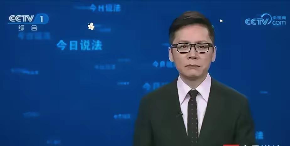李晓东从央视离职后，今天在西安街头被拍到，穿着普通卫衣，手里拎俩塑料袋，里边装的