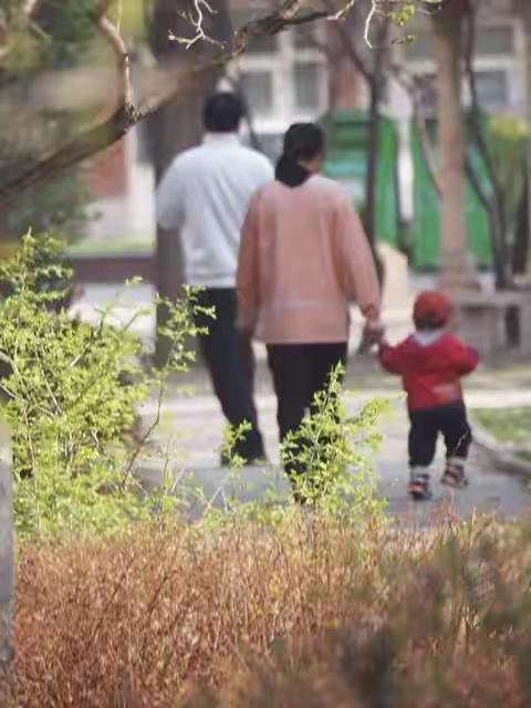 山东菏泽，大衣哥朱之文坦言儿子朱小伟已经正式分家，带着妻子和刚满一岁的孩子单独过