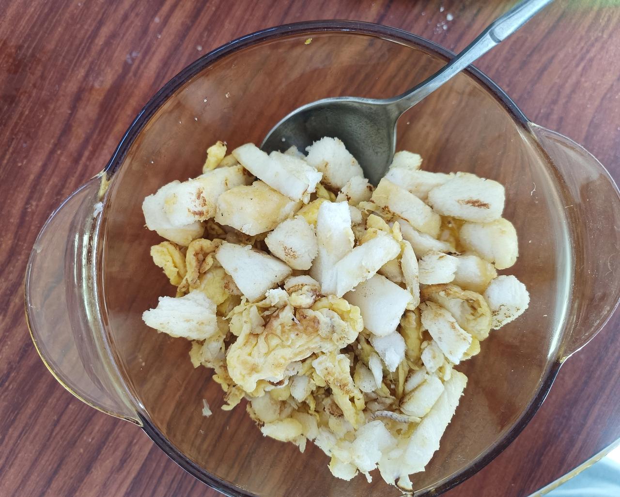 小时候不舍得吃的美味，自己终于复刻出来了。
就是焦香的鸡蛋炒馒头，小时候难得吃到