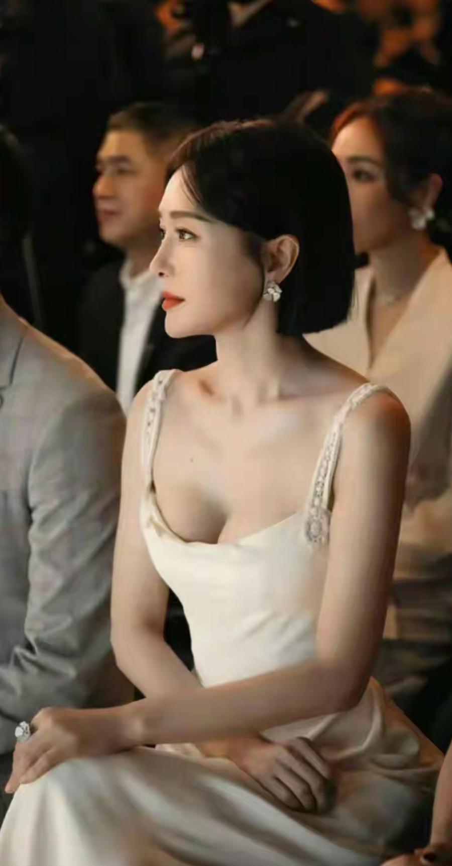 秦岚事业线太绝，御姐范天花板秦岚身材