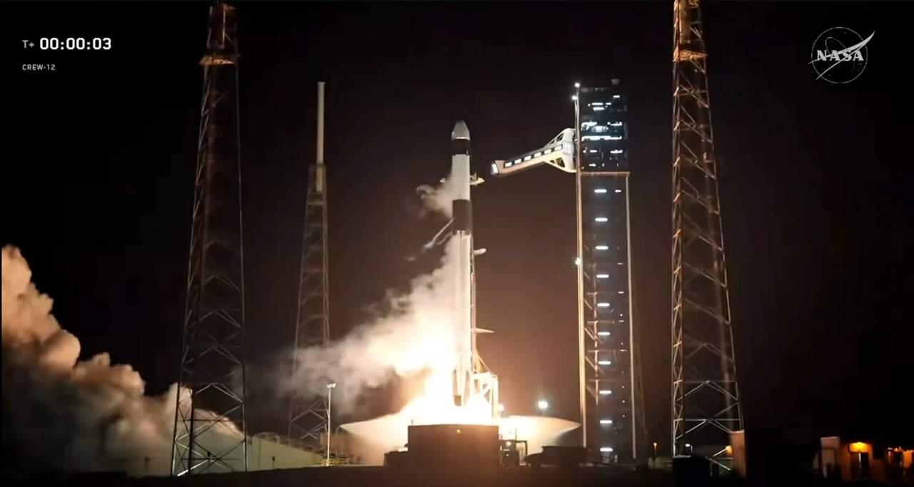 不得不服，Space X今天又发射了一枚22手的火箭。
2026年2月15日，S