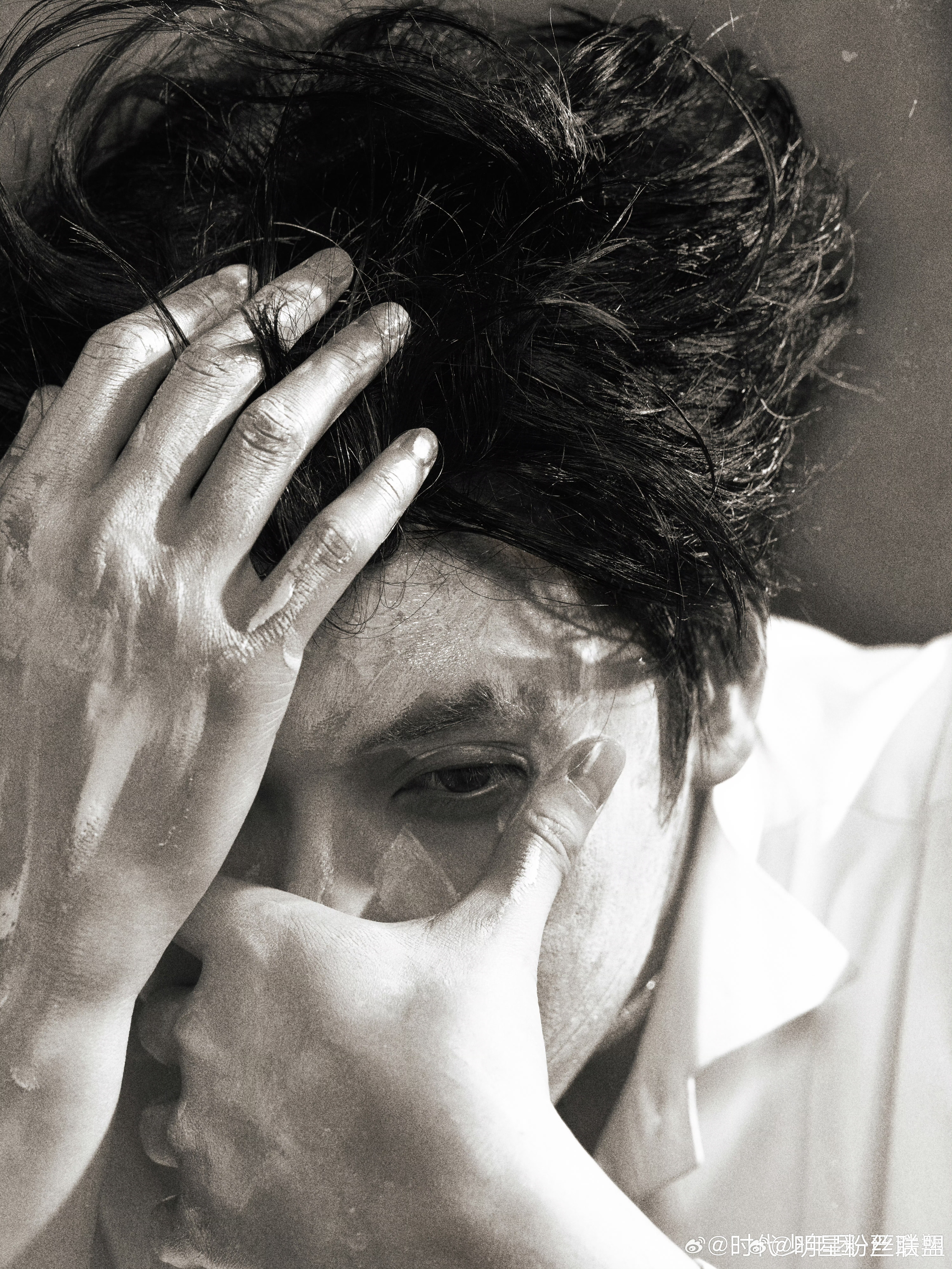 严浩翔衣服上全是钉子严浩翔SM2概念照 严浩翔发布新EP黑白情绪大片，衣服满是钉