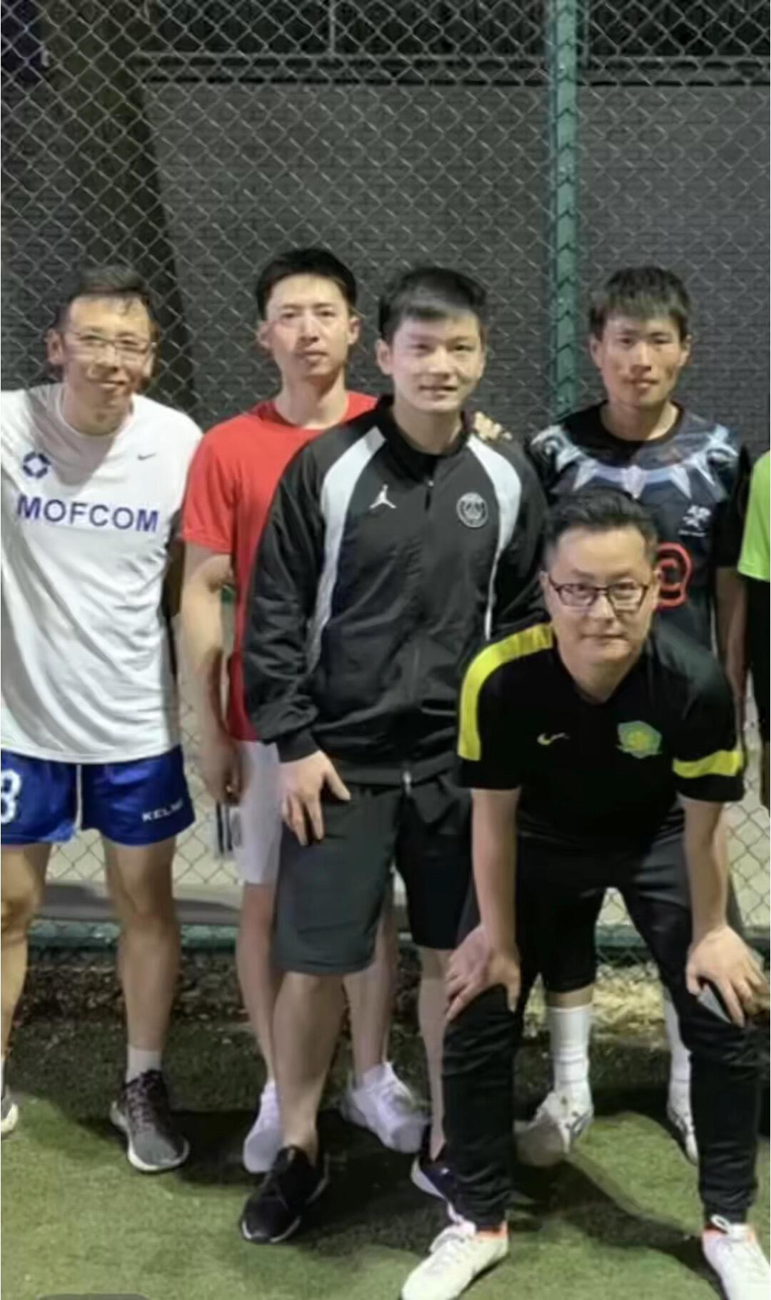 真是世界上照片最多的男人，12号了，就等电影院上线德甲联赛了，这一张很怪，还真第