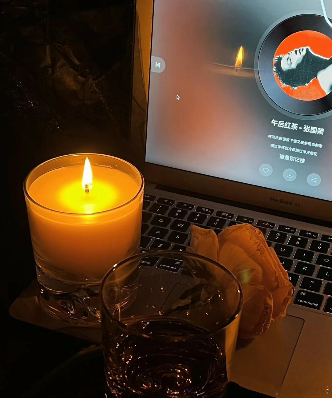 一个人不需要试图去讨好一个一直对你不咸不淡的人，在这种事情上花费的功夫都属于消耗