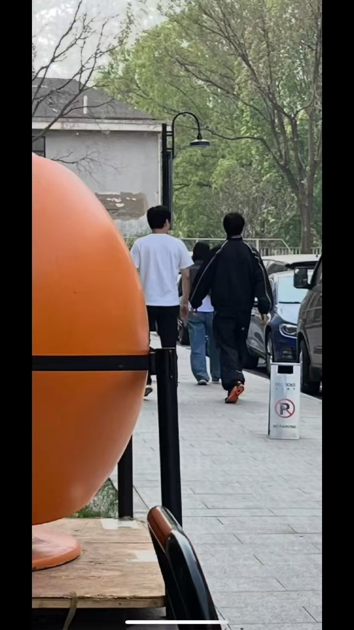 李现和去有风的地方导演同游 李现又和《去有风的地方》导演丁梓光一起出去玩了，第二