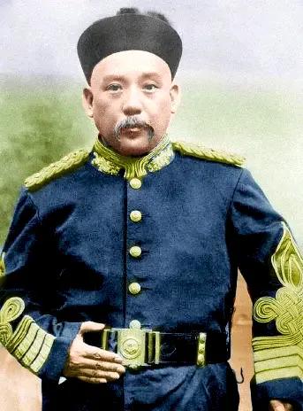 袁世凯其人

袁世凯的外貌，确实不出众。他身形偏胖，走路左右摇摆，步伐奇特，常被