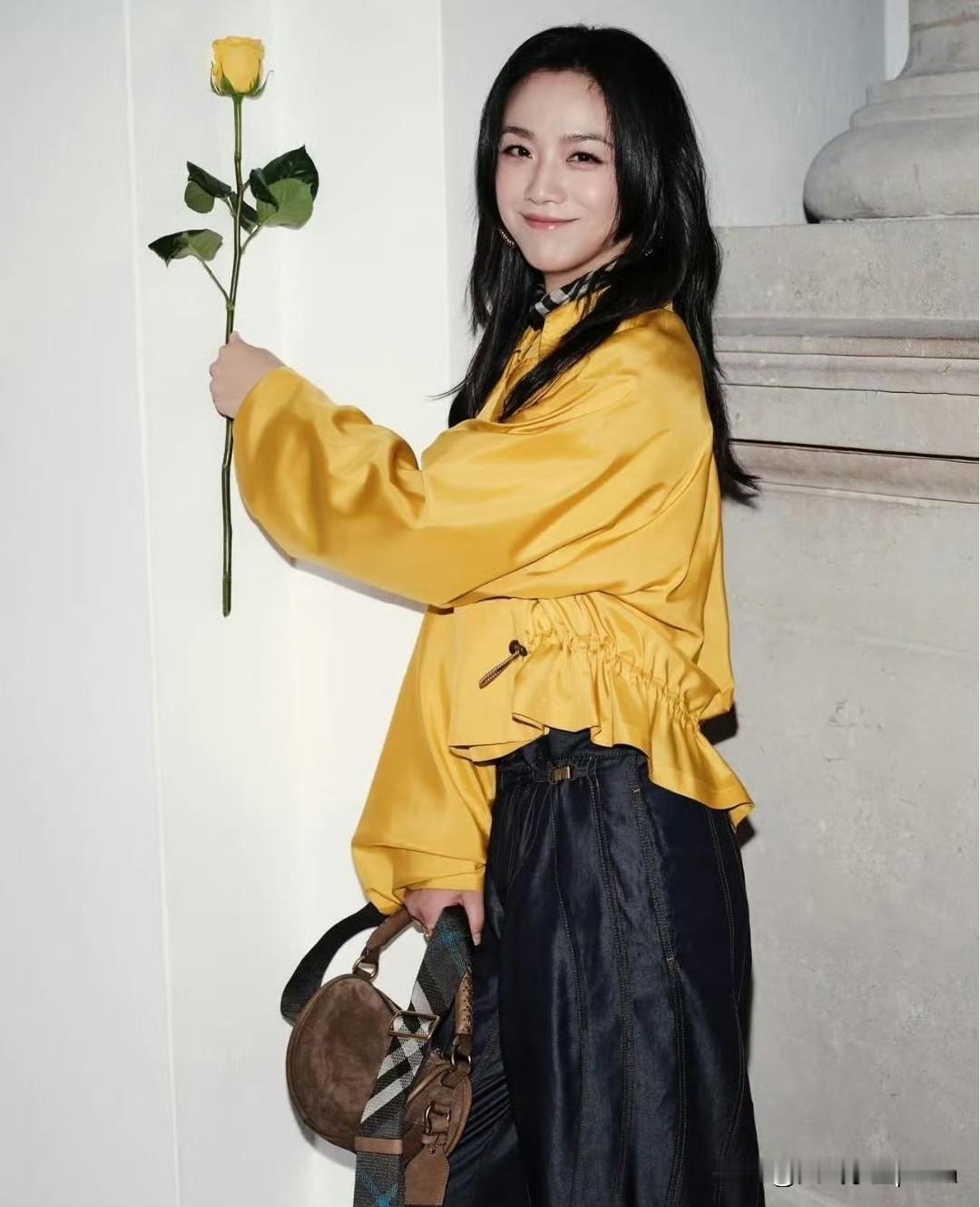 哇，汤唯这组黄玫瑰照片好有感觉啊！
随手一拍都跟电影海报似的，氛围感直接拉满。