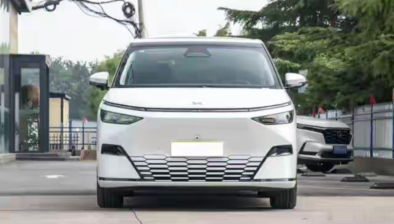 试驾完小鹏X9，这魔毯空悬是真香啊5米3的大车，开起来一点都不像两吨半的笨重车。