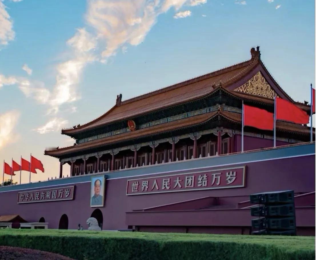 红旗漫卷，五星闪耀，神州万里，恭祝华诞。
