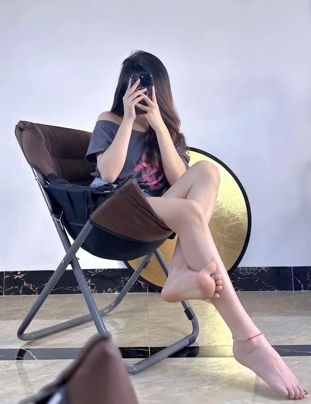 丝袜是时尚单品，女人必备。