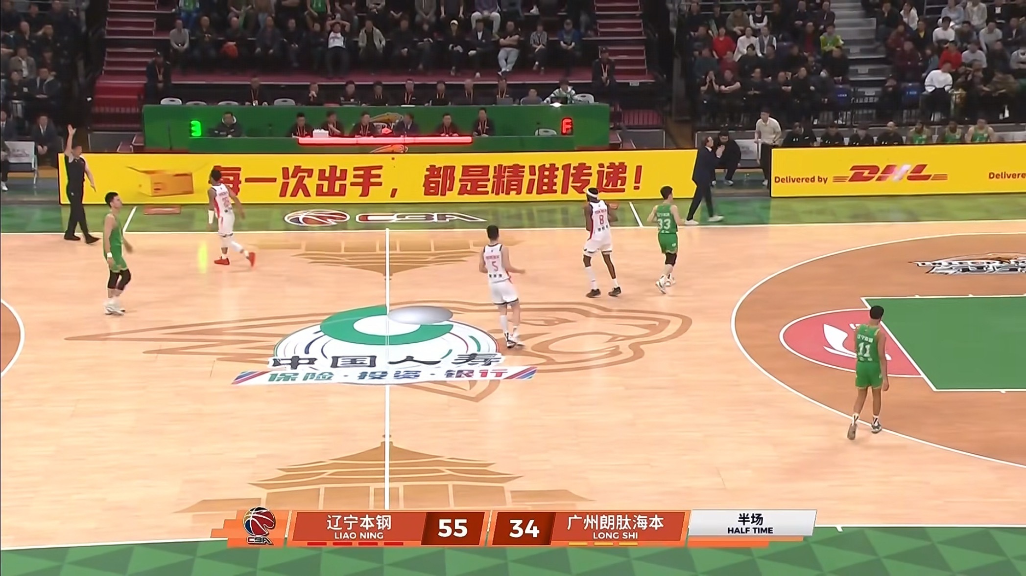 辽宁主场对广州半场比赛结束辽宁队暂时领先21分辽宁男篮vs龙狮男篮