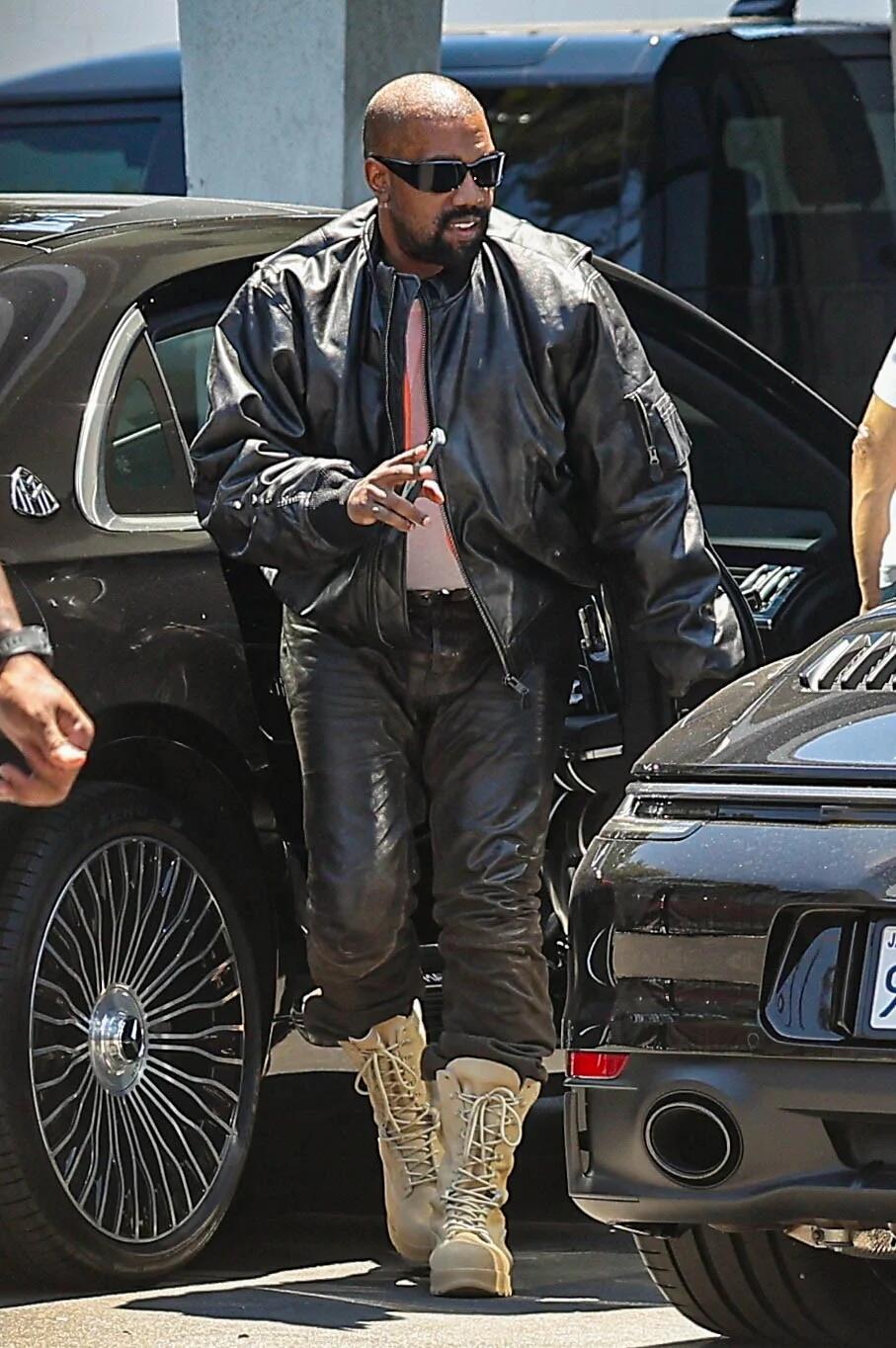 很少不用打码就能发的 Kanye West和妻子Bianca Censori侃爷