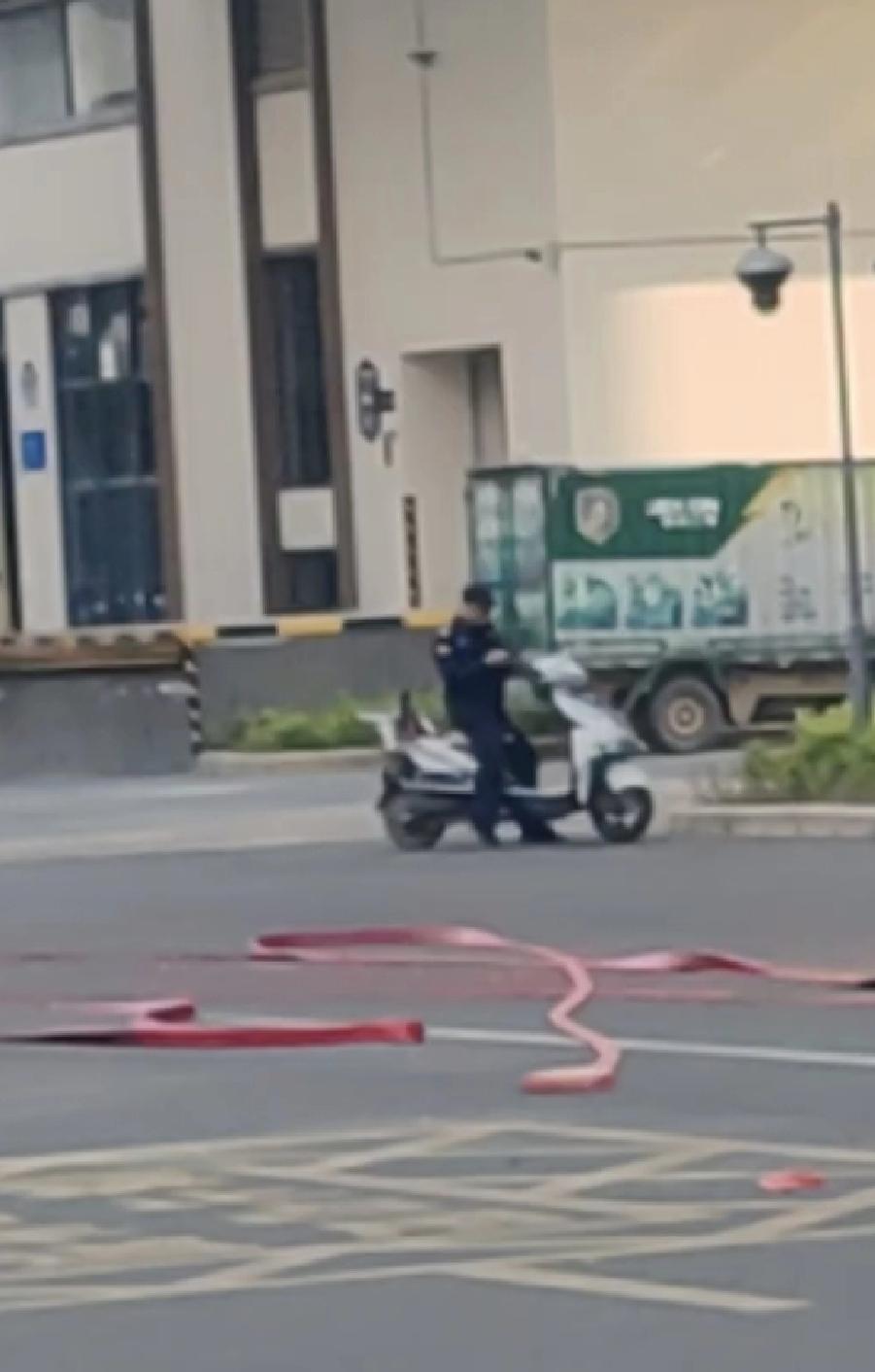 看到清洁工收到了红包，物业保安大哥也过来围观。
老板大气，也给了一个。
利是红包