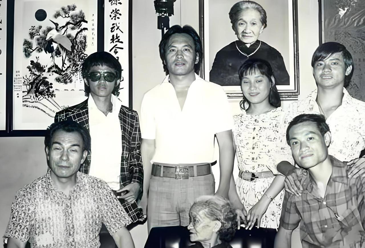 黄飞鸿遗孀莫桂兰，一张罕见的留影，这张照片拍摄于上世纪70年代的香港，地点是黄飞