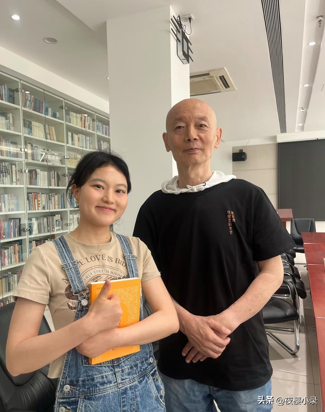 69岁葛优在三联书店被偶遇，他看起来苍老了好多，留着光头，身形消瘦，健康状况令人
