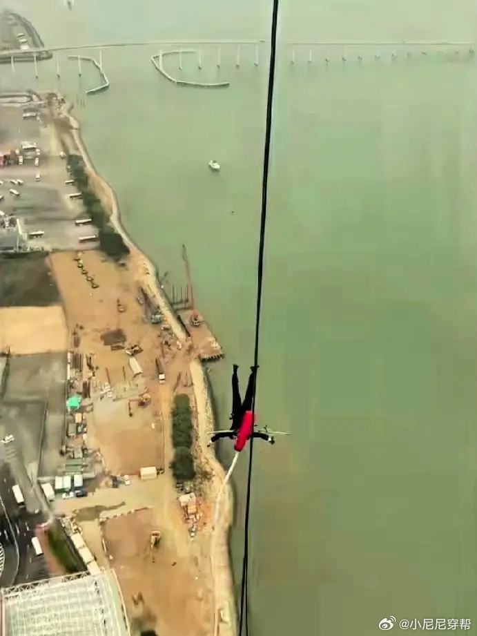 有网友在澳门偶遇何猷君蹦极，他胆子好大哦！何超莲之前好像说过，他爸不允许孩子蹦极