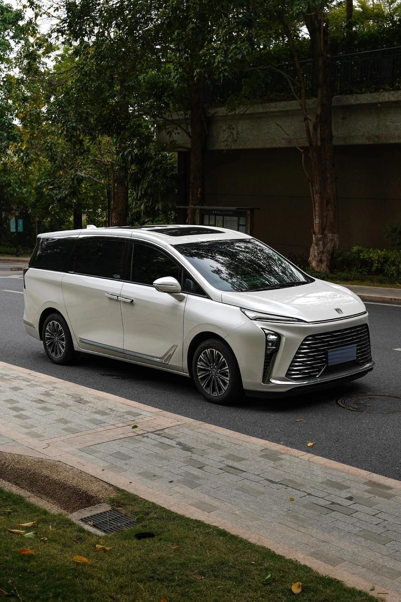 网红都在推 GL8 家用，说它是‘家庭神车’，但真实用起来到底怎么样？” 确实，