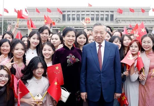 中越谈妥了
4月15日，河内迎来了一场中越之间的重要会谈。按下签字笔的那一刻，标