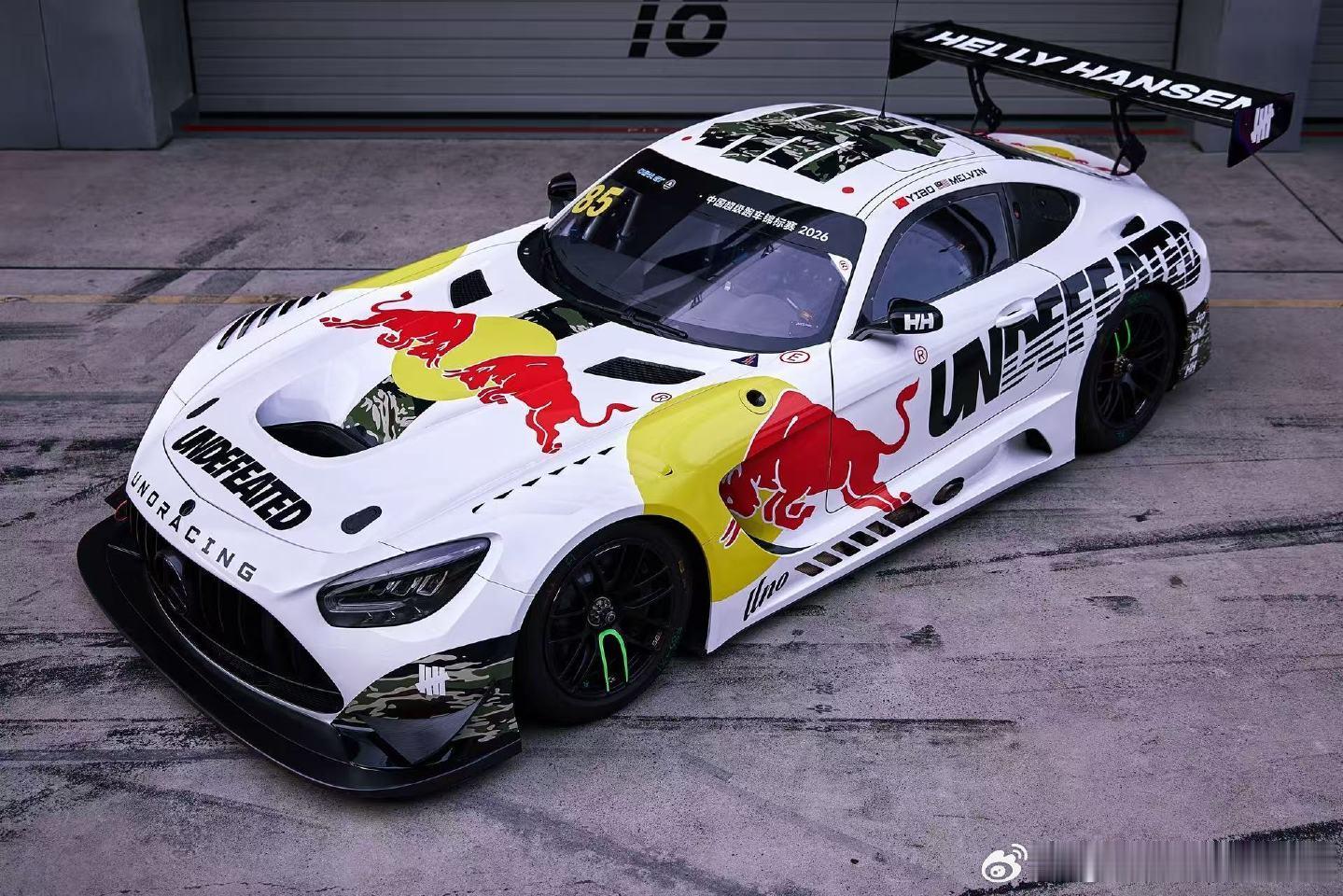 王一博这车涂装挺像维斯塔潘头盔，红牛logo 很大很正啊。今年好像还有韩东君开领