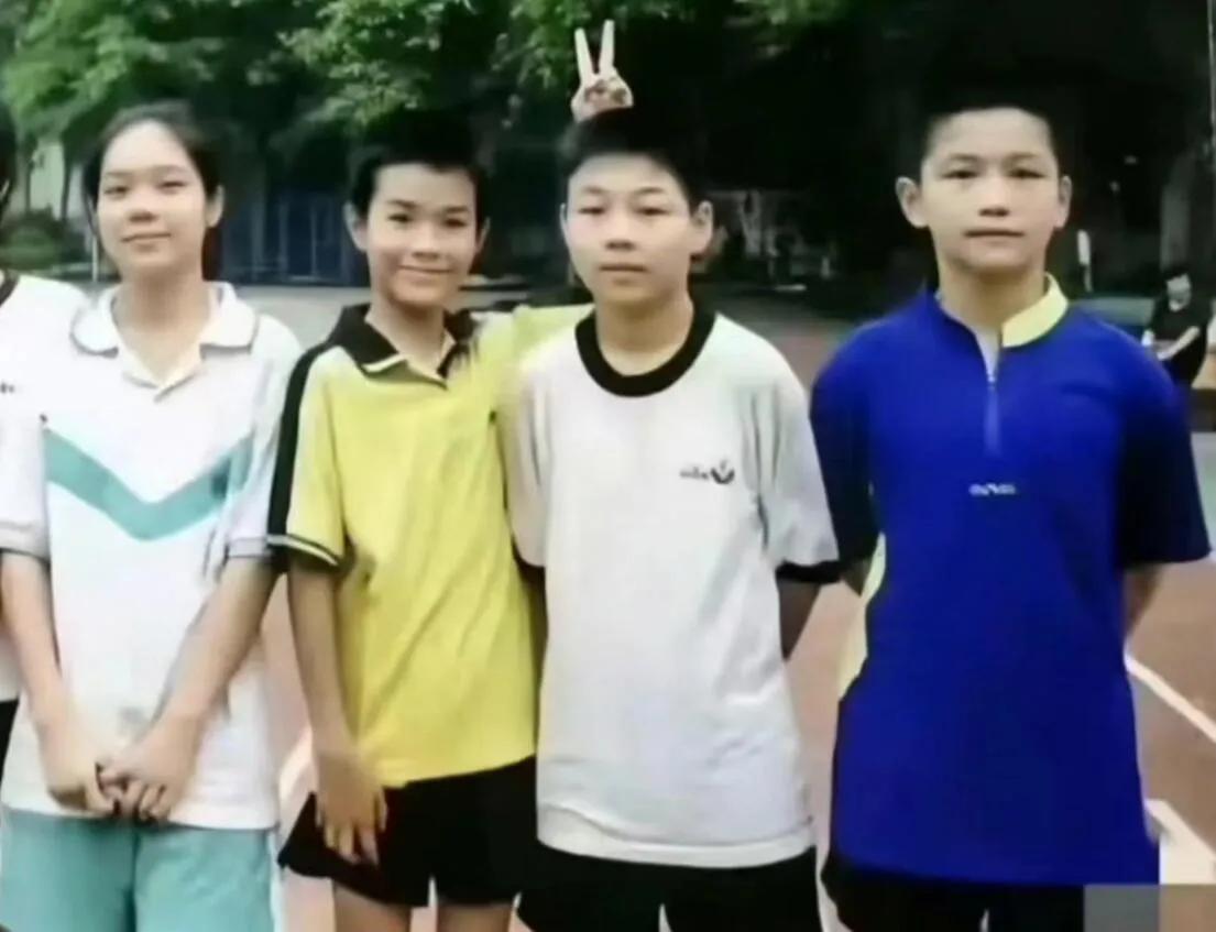 很少用一身正气形容一个小孩！
热爱乒乓，打球自己开心，从小就气质不凡，特别干净纯