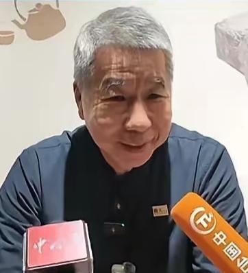 受台风“巴威”的影响，张亚中无法返台，继续停留西安还观看了舞台剧《赳赳大秦》。该
