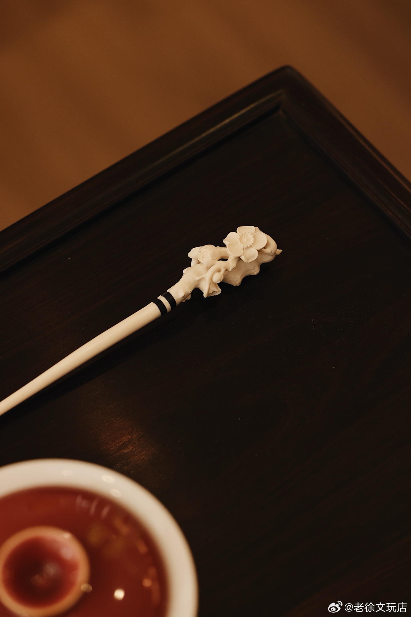 猛犸“雪梅”发簪质地莹润，簪头透雕寒梅，梅花、花苞错落相生，枝蔓卷曲灵动，刀法细