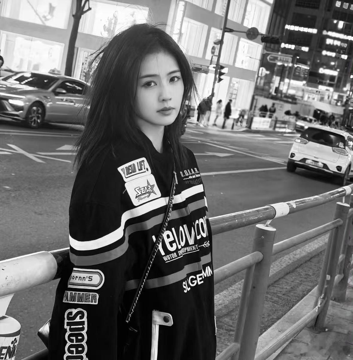 白鹿又发了27张照片白鹿的韩国plog白鹿的韩国旅行明信片。 