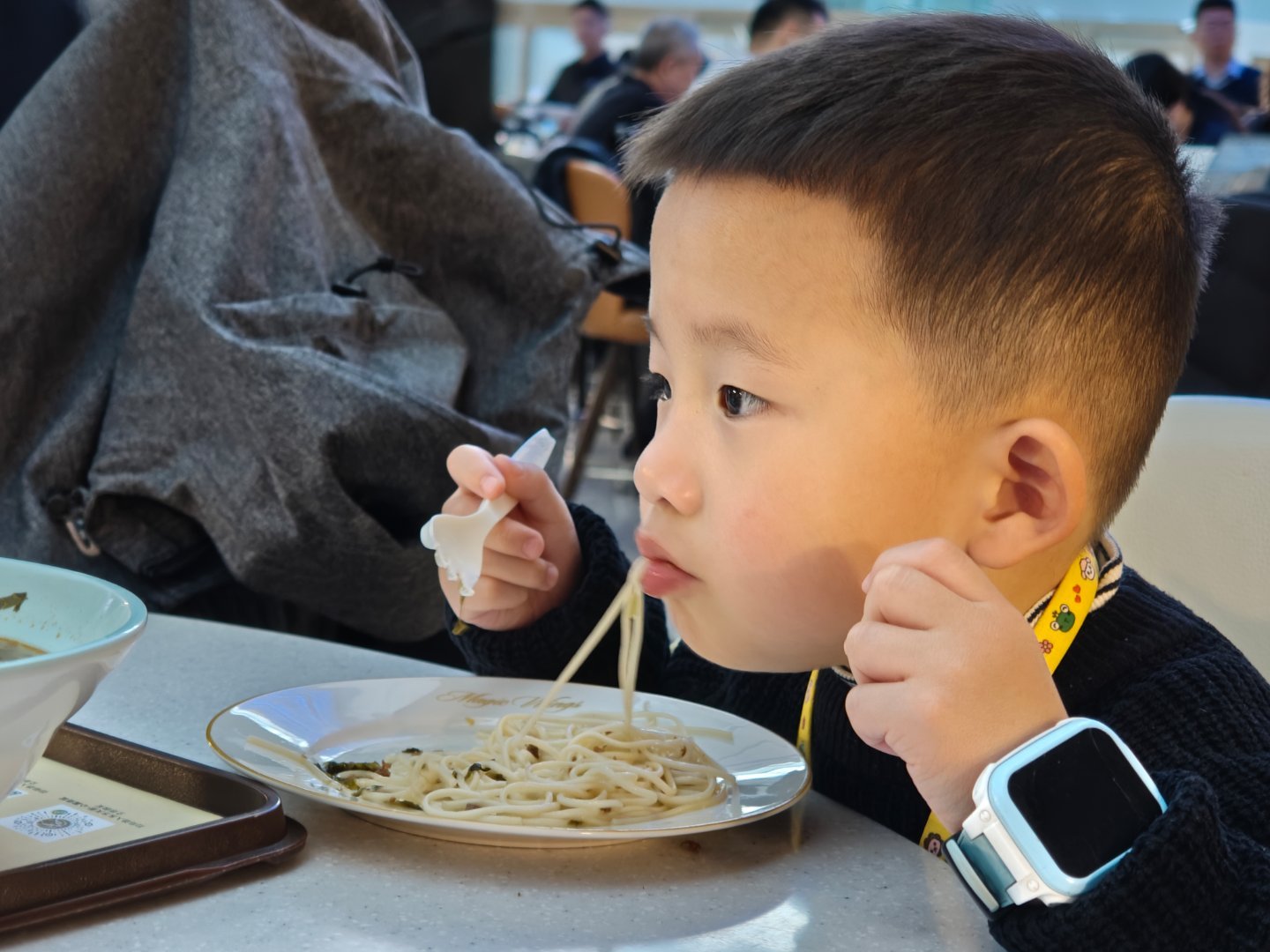 第一次一个人带娃出趟远门。按照我出差节奏，先去东航一碗面，再来牛屋打个卡！图3：