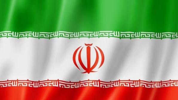 伊朗这一步走得太硬气，直接把反击权交到一线手里，伊朗军方赋予一线指挥官完全自主的