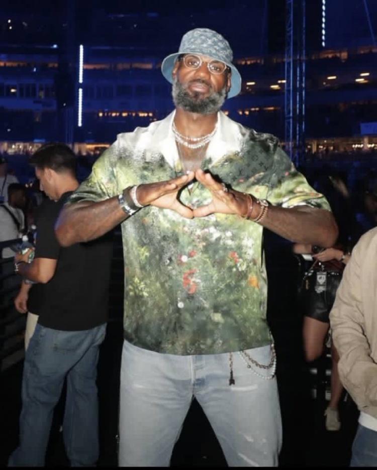 生活永远大于＞篮球🏀！老詹的惬意生活。休赛期老詹玩的不亦乐乎根本就没把下赛季去