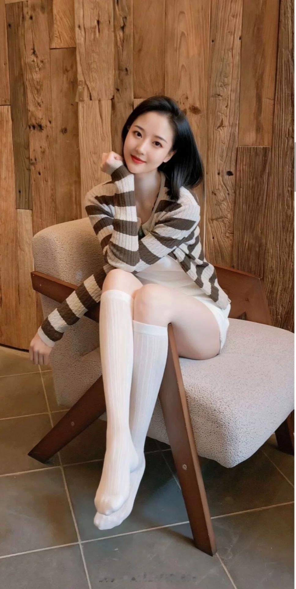 冬日暖阳下，甜美少女与条纹毛衣的温馨邂逅🌞💖