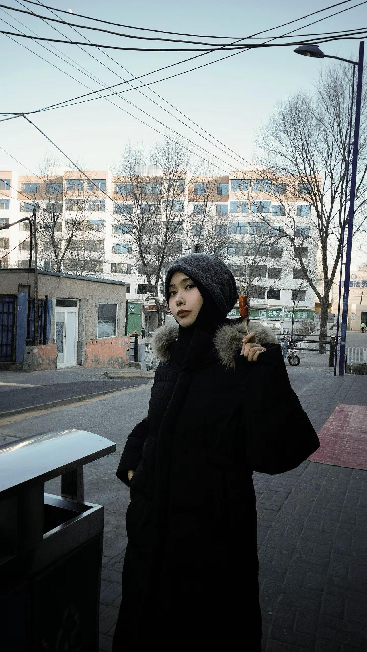 她不需要臃肿的棉衣去遮盖她似水的面容