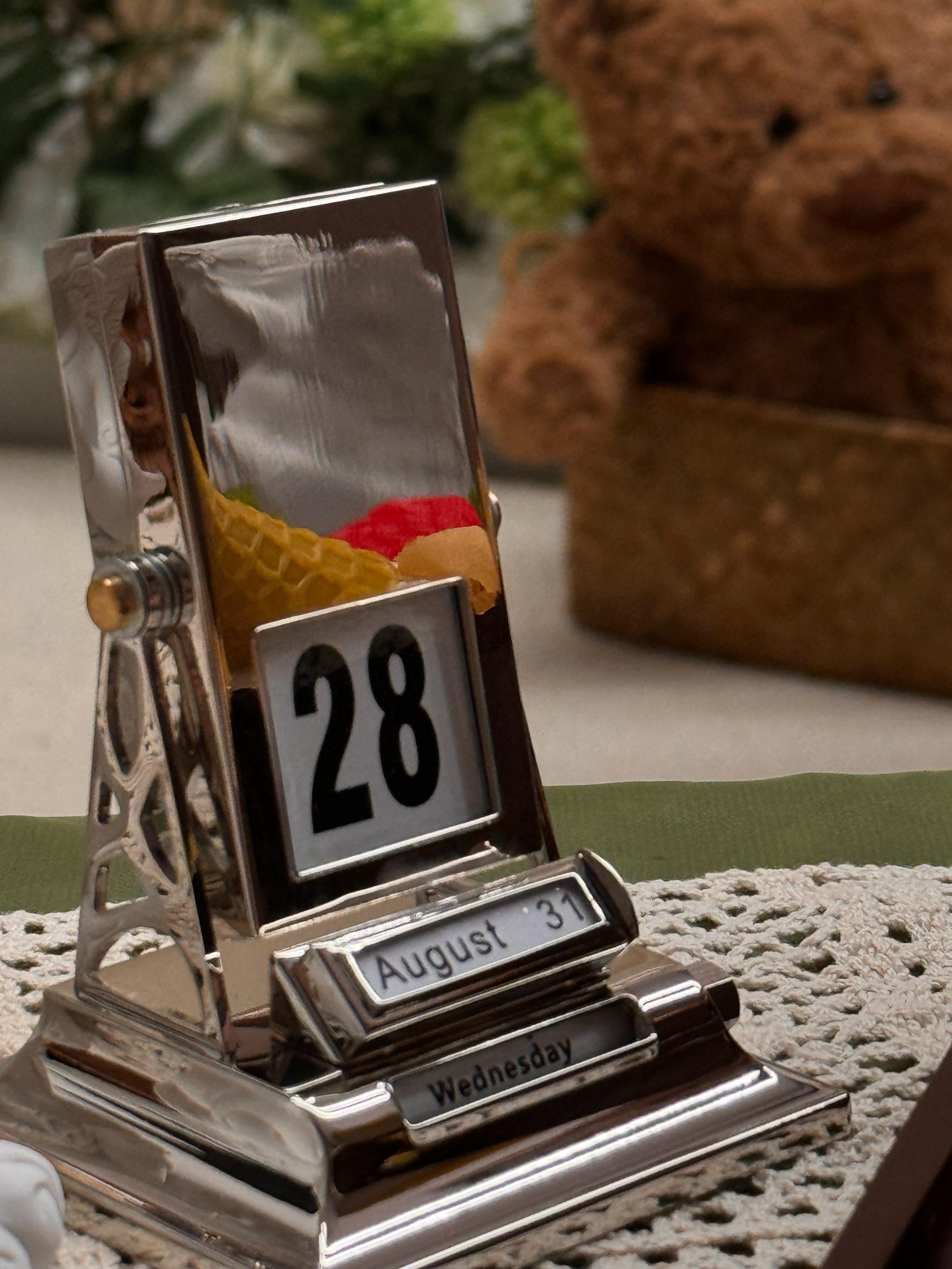 我想要用很多文字来表达我们有多爱你，但是发现任何文字都不够。你就像礼物一样来到我