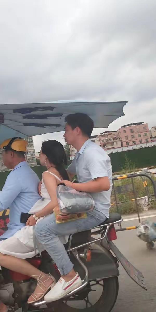 首先声明这不是秀恩爱，是不得已而为之，老婆的胸部，摩的司机的背部，避免突然刹车造