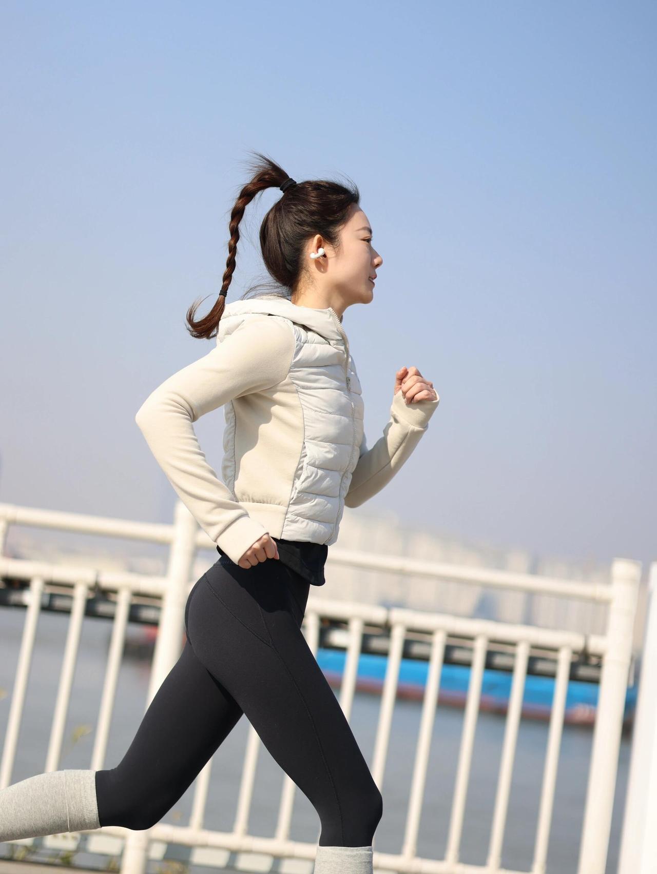 家人们，冬跑这事儿看着硬核，试过才知道有多爽！正午的太阳给点面子，穿件薄卫衣跑起