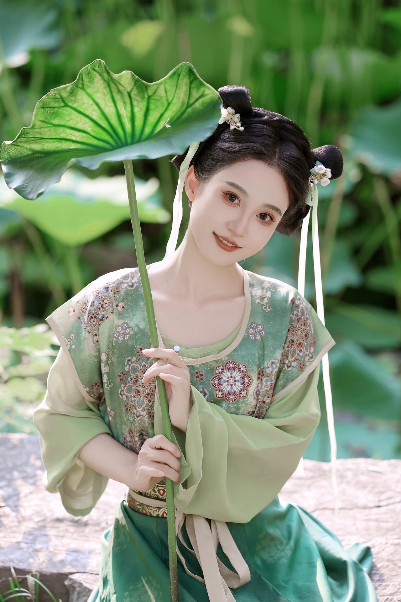 谁于水上张青盖，罩却红妆唱采莲。今天挑战穿绿衫拍长安公园!这次特意选了两到三个荷