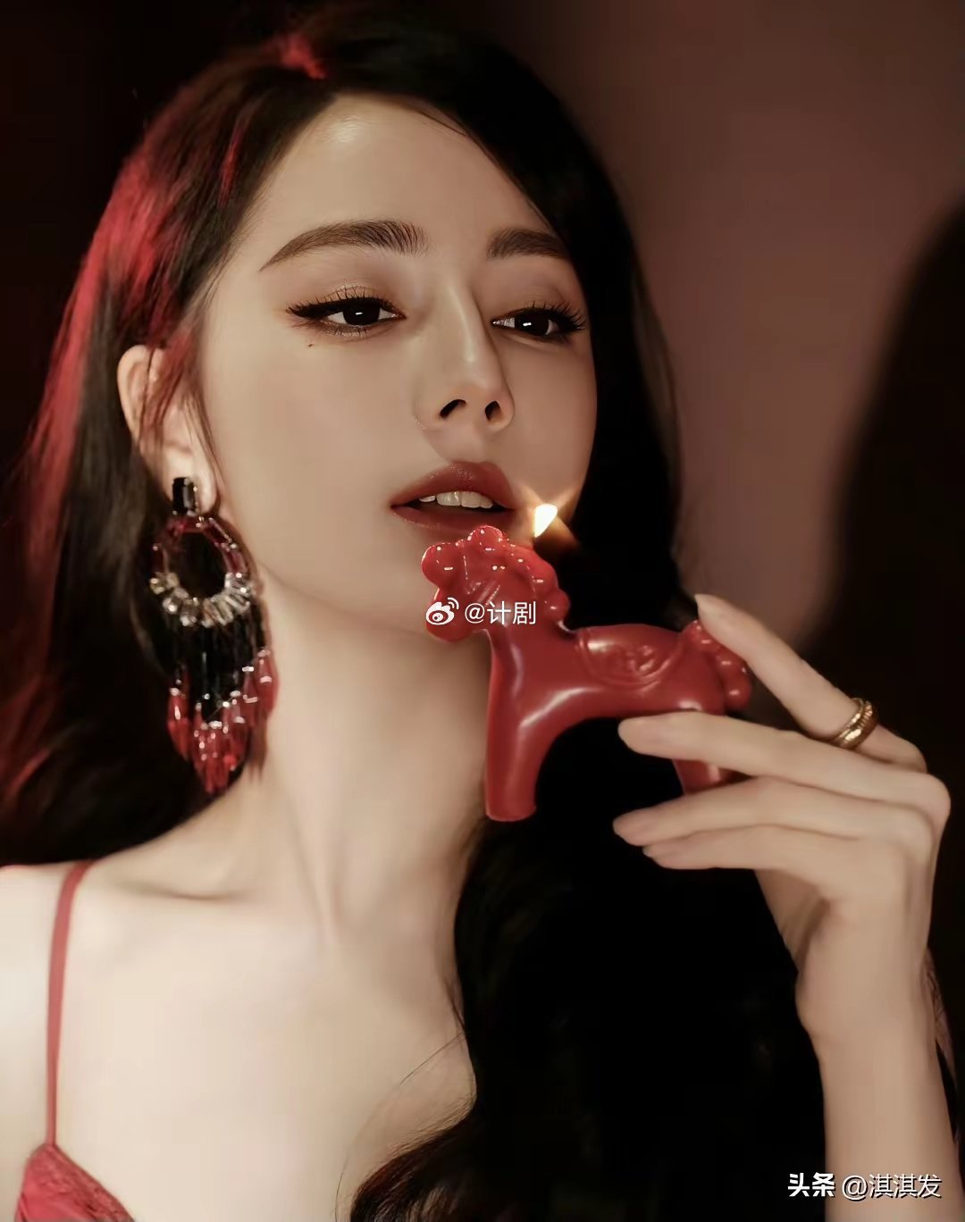 整个内娱我最搞不懂的人，就是迪丽热巴了，明明自己已经是顶流了，为什么会被自己工作