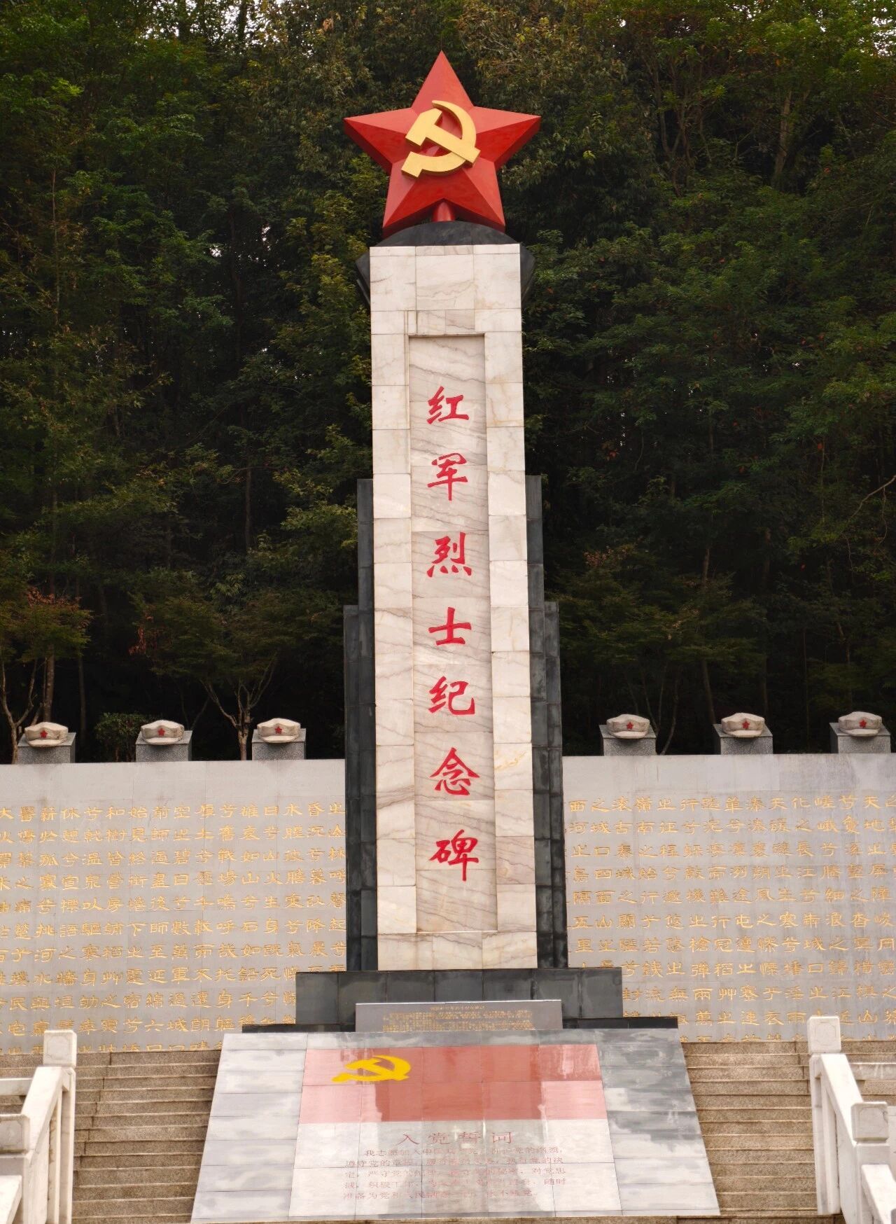 【那个小战士牺牲的地方】身负重伤后他爬行了至少1000米，在小溪边的石岩下被村民